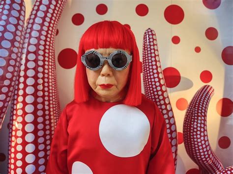 Chi è Yayoi Kusama, l'artista che vive (per scelta) in manicomio.